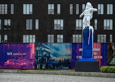 Скульптура «Космонавт» для ЖК JOIS (MR x Cosmoscow)