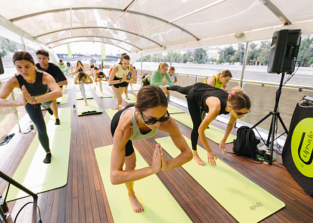 Upside Club Yoga на корабле